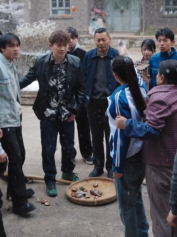 弟弟妹妹帮村民隐瞒，母亲被活埋，全村都在骗他