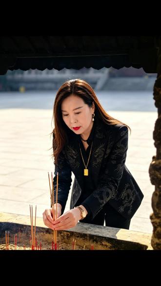 合十祈愿 ，修行修心修自己 。