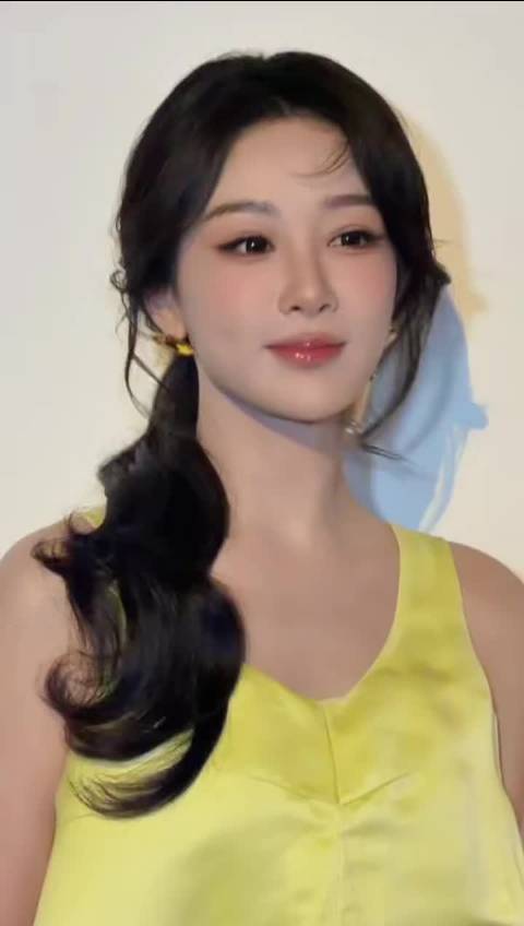 杨紫直播说自己不想过生日，好多人以为她怕提年龄，其实她怕的是另一件事：生日一搞就变味了