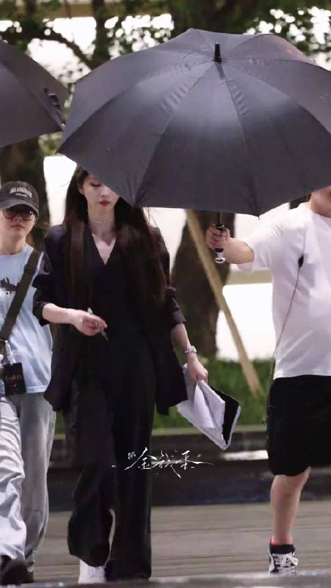 #李一桐说被骗过钱和感情# 采访里李一桐很坦诚，聊起过往经历，说自己既被骗过感情，也曾借出六七位数的