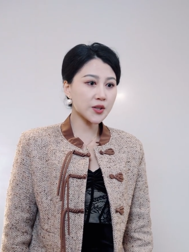 男人是古董收藏家，与女人修古砚坠入前世旧梦