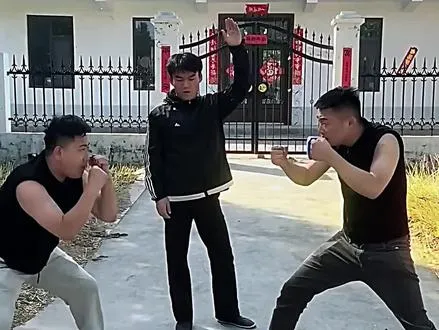 白兰的得意的笑