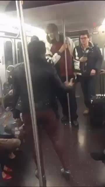 美国地铁的秩序居然要靠俄罗斯人来维护[笑cry]一名黑人妇女在美国地铁上挑衅一名两米高的俄罗斯人