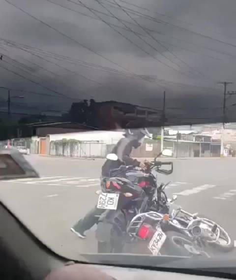 厄瓜多尔连续发生两起枪击，一名摩托车骑手，在公路上，直接枪击一名倒地男子