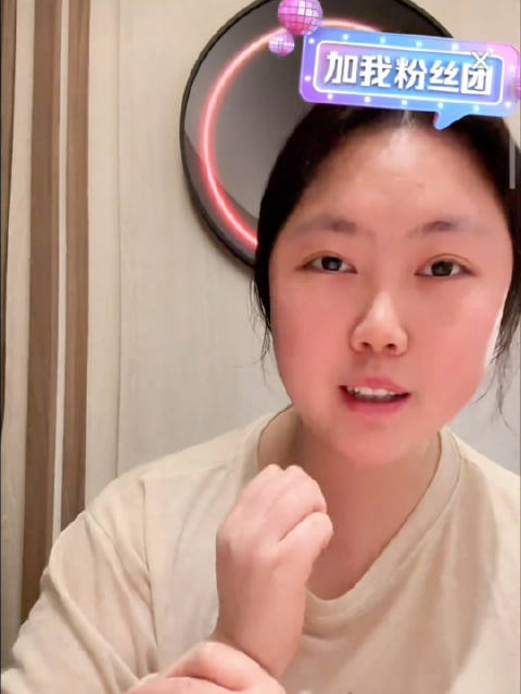 #瑶一瑶妈妈撞脸鹿晗# 瑶一瑶妈妈换新短发造型，不少网友直言撞脸鹿晗。她也坦诚说明剪发缘由，因为缺铁