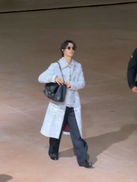王一博身着 CHANEL 2027早春系列报纸印花风衣，亮相 CHANEL 春夏大秀。收起的相机里，
