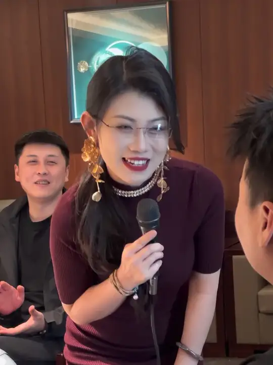 给后面的人脸都唱红了