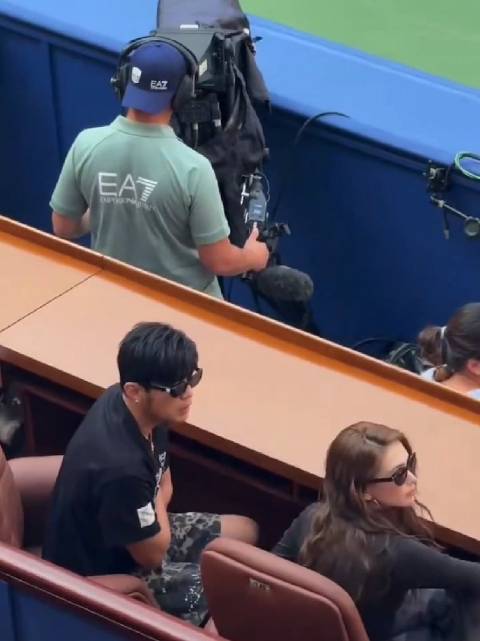 周杰伦结束青岛演唱会后携老婆昆凌闪现上海ATP网球🎾大师赛现场看球，瞬间成为全场焦点，羡慕拿到签名的