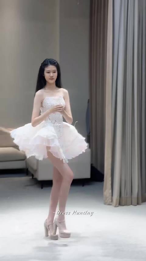 陆毅鲍蕾女儿18岁生日试装，贝儿都18岁了，好漂亮