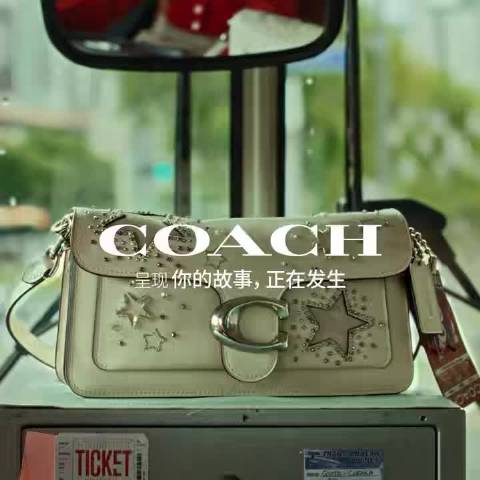 #你的故事正在发生#那辆音乐节巴士，单依纯坐在里面看窗外的样子，突然有点鼻酸