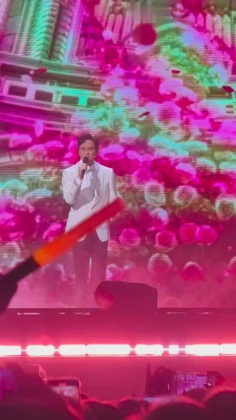 #张智霖佛山演唱会唱哭了##张智霖演唱会唱哭了# 一首歌能装下多少东西？他的答案是：几十年。从片场到