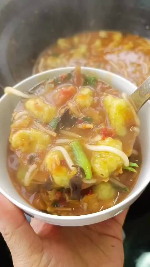 酸辣萝卜丸子汤，热汤滚起，酸辣飘香，萝卜丸子沉在汤中，吸纳鲜醇酸辣，暖汤入喉，驱散寒凉，平凡烟火，最