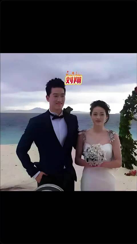 43岁，不上班，不创业，结婚十年坚决不要孩子。 ​每天最大的正经事，就是和老婆在上海的街头遛狗。 ​