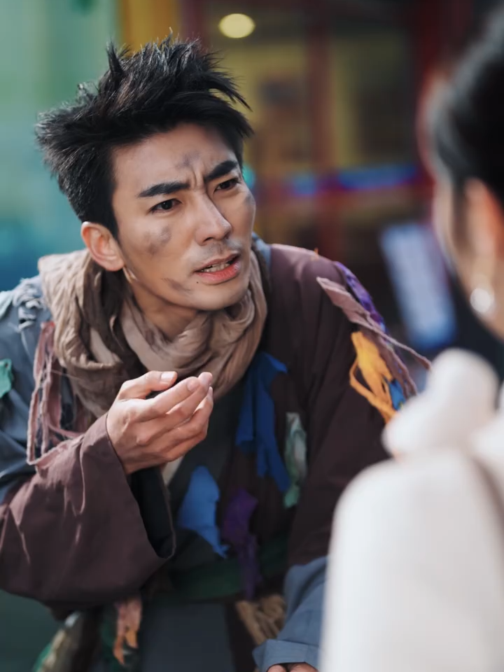 首富乔装乞丐，她施舍后请他假扮男友回家，他答应了