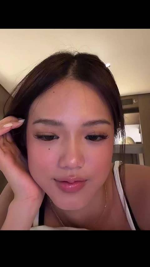 #钟丽缇女儿解释没有考上大学的原因# 钟丽缇二女儿（Jaden）直播回应，并非“没考上大学”，而是因