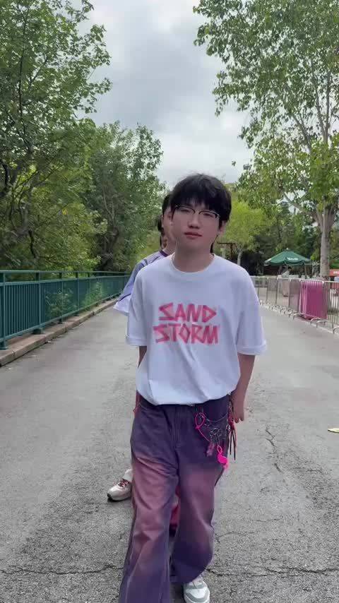 #KPL夏日少年花车巡游#花车缓缓向前开动，选手们告别赛场的紧张，沿路挥手回应现场观众，氛围轻松热烈