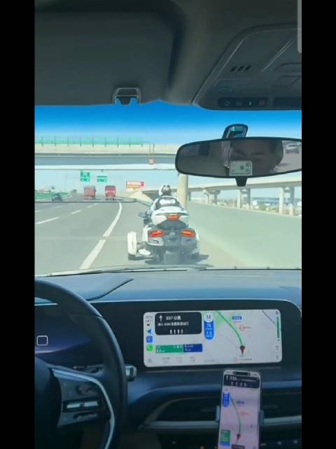 吴迪在高速上骑摩托车，看着真的挺危险的！网红真是什么都敢做！#一分钟精选视频扶持计划#