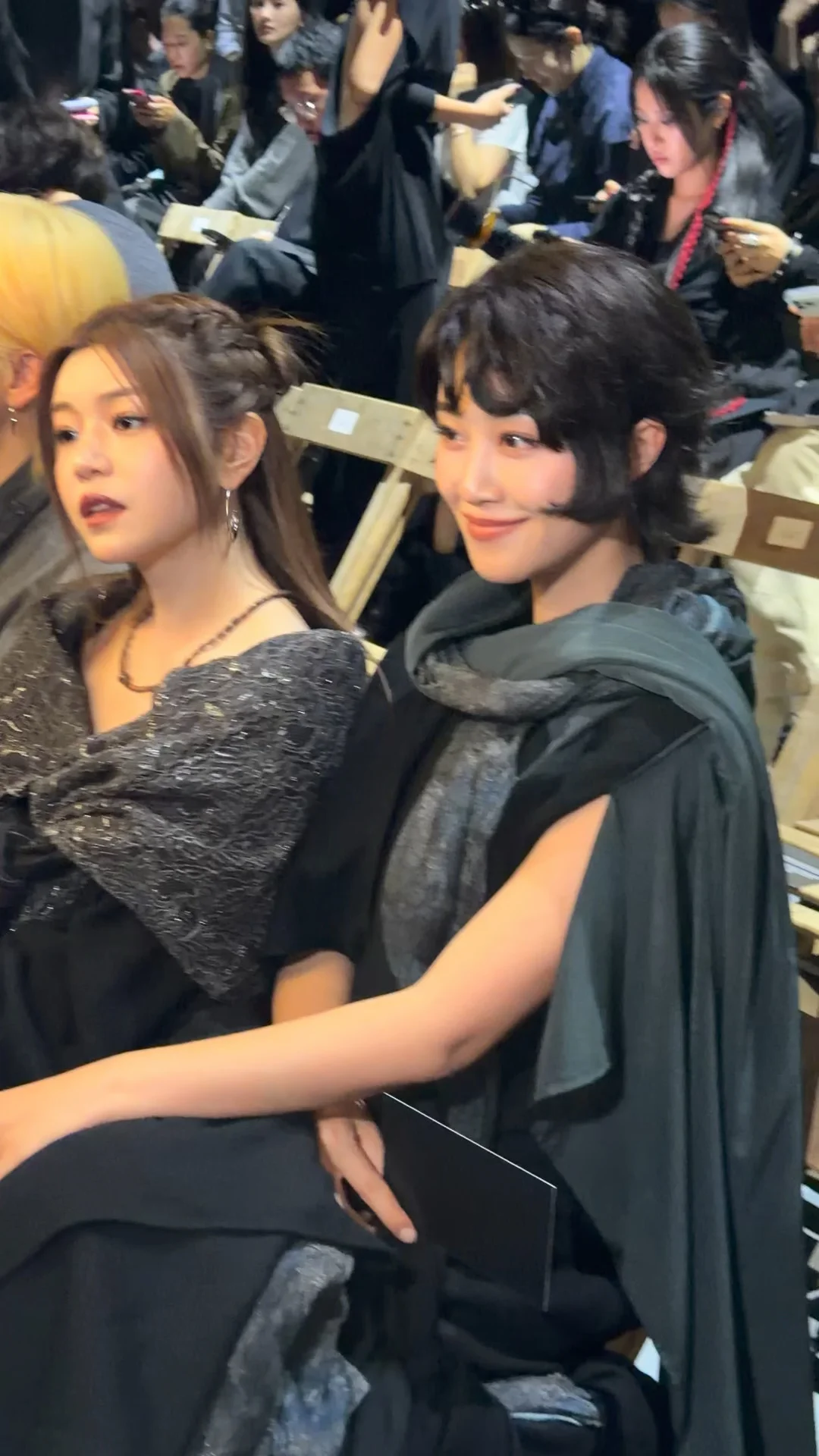 金允植孙英宰周震南陈妍希蓝盈莹同框看秀