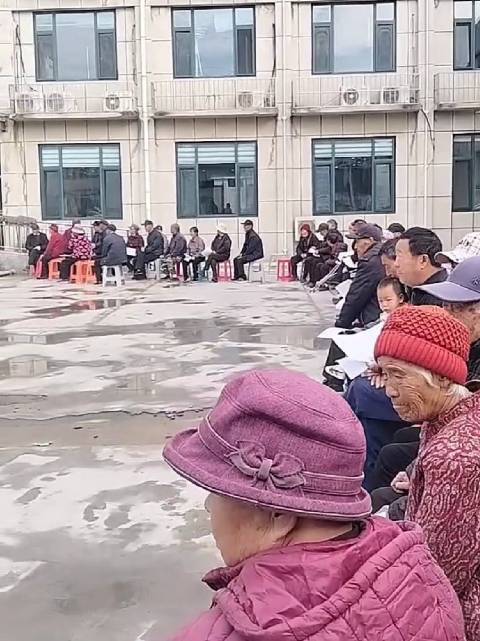 老年人排队打免费感冒接种疫苗……  ​​​