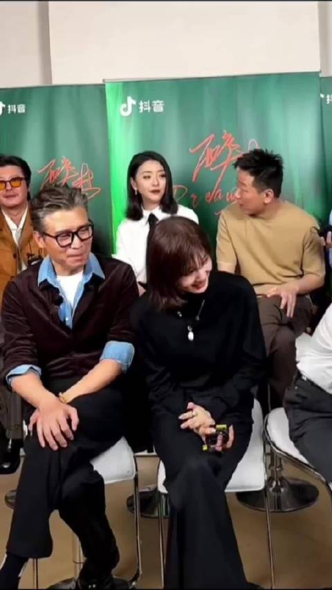 #刘诗诗花瓣雨撑伞#《醉梦》追剧团氛围真不错刘诗诗姐真的骨子里透出来的善良和素养  ​​​