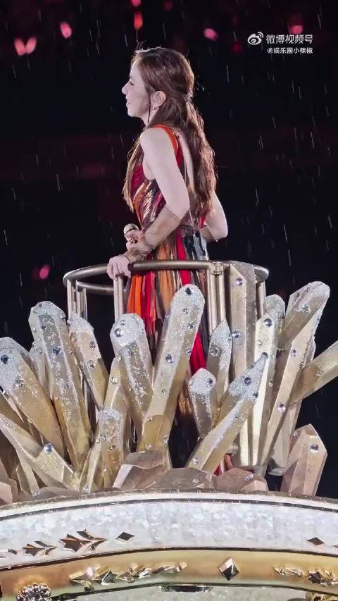#邓紫棋[超话]##邓紫棋演唱会#雨水为这场演唱会增添别样质感，纵使环境潮湿，邓紫棋的歌声依旧动人。