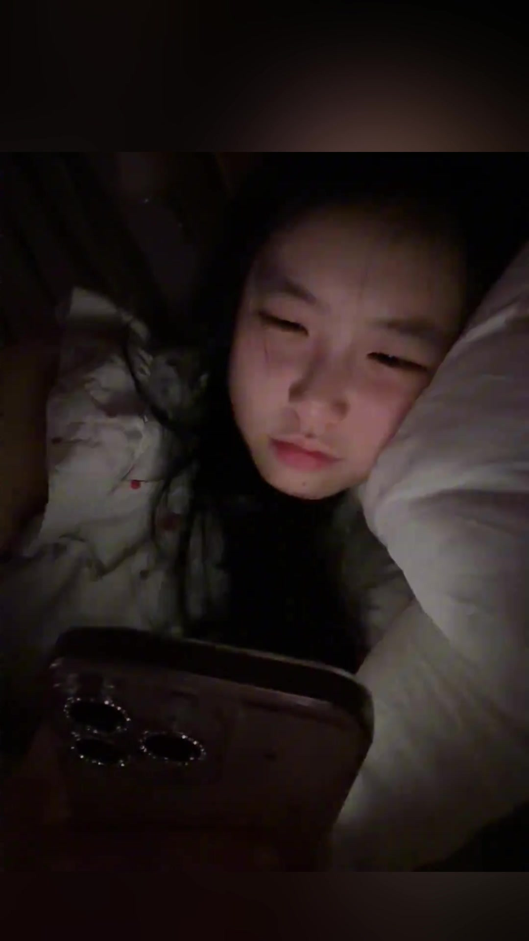 闺蜜表白成功后，你的手机堪比核弹爆炸，网友：我劝你把眼睛闭着   对面在烧电焊