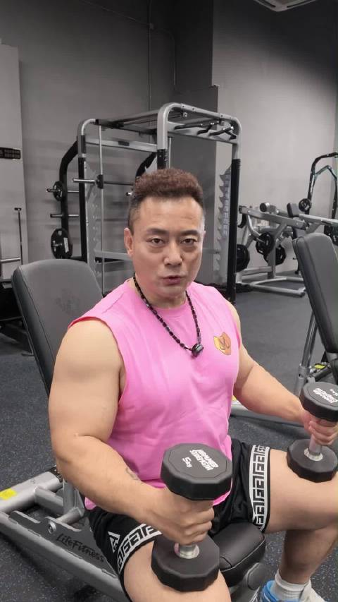 在健身锻炼的过程中，避免过度追求大重量，训练中应保持核心稳定，动作规范，宁轻勿假的原则，顺序渐进，欲