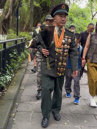 追寻红色记忆！兵王穆永厚到访红岩纪念馆，致敬英勇的革命先辈