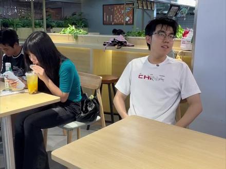 一直暗示路人想喝她的果茶测试其大方程度 请我喝饮料可以免费坐我的汽车，外送送蛋仔派对通行证。