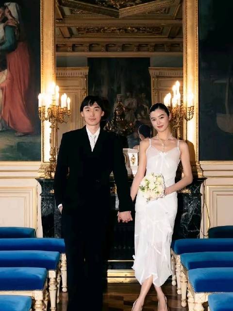要不林依轮说陈瑜是他“亲闺女” 原来是成了他儿媳了 这次林依轮“国民公公”做实了。 ​新娘陈瑜是法籍