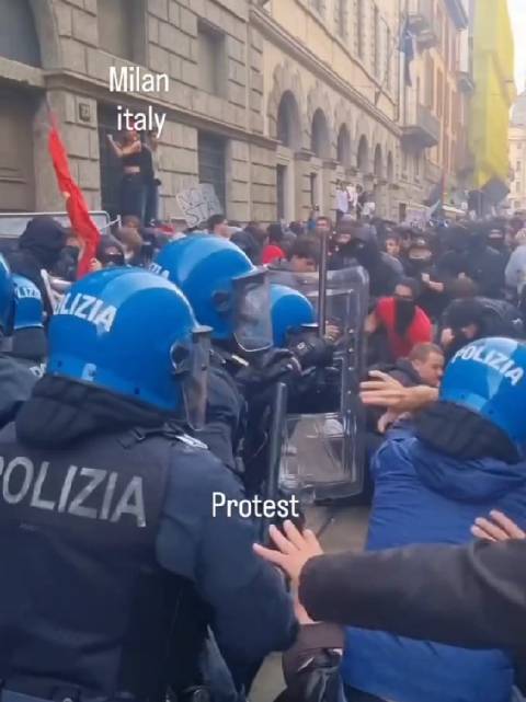 【米兰城发生大规模骚乱】 这场由“Italia in Piazza”组织发起的集会，最初有超过500