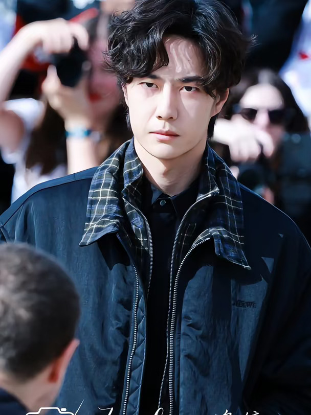 是谁在巴黎时装周拍到了王一博大帅哥