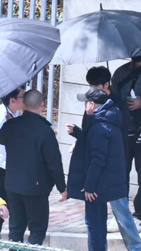 #肖战被姜妍安利东北澡堂的反应#不行了哈哈，导演在讲戏的时候突然扭头，肖战被导演吓一跳！好期待这个刘