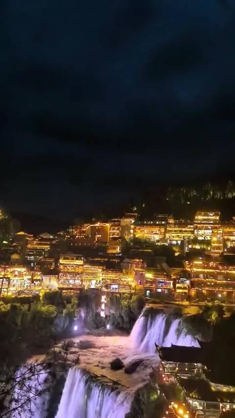 张家界临边的吉首市∽芙蓉镇原来刘晓庆在这演的那个《芙蓉镇》电影带动了一个小镇的经济#遇见美好##周末