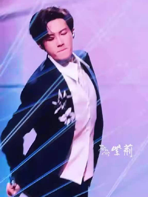 #檀健次[超话]# 檀健次粤语《傲世巨星》炸翻全场！模糊的画质，清晰的实力，港味十足！#檀健次# #