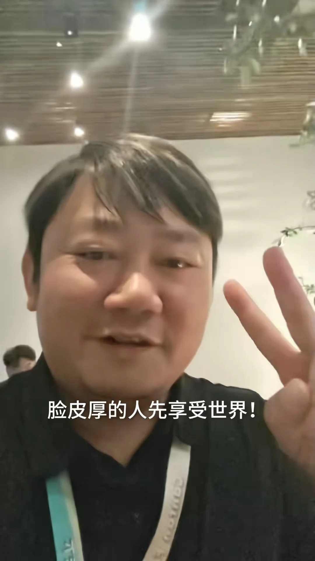 张雪在长江储存展台推销拉赞助！