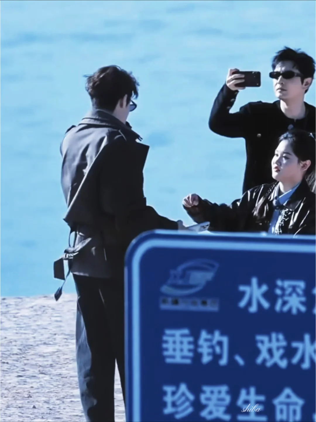 妹：太阳有点刺眼… 哥：拿去，拿去
