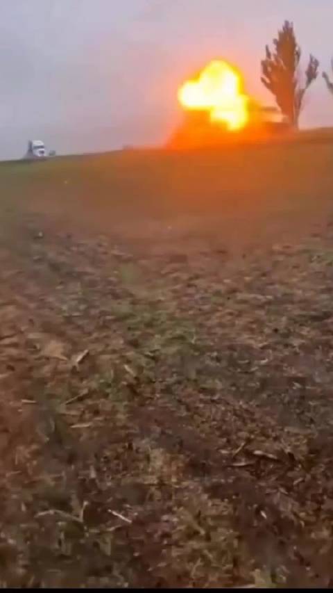 震撼！在马里乌波尔至克里米亚半岛占科伊的公路上，乌军无人机正以俄军后勤车辆为目标，引发了一幕幕火光冲