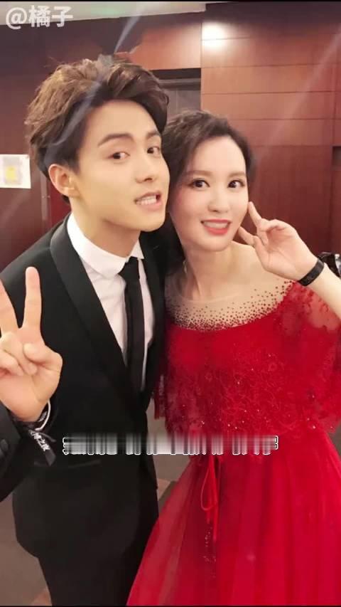 #张萌马天宇为了吃瓜一直不和好# 我看他俩主线任务已经转到吃瓜了 ​