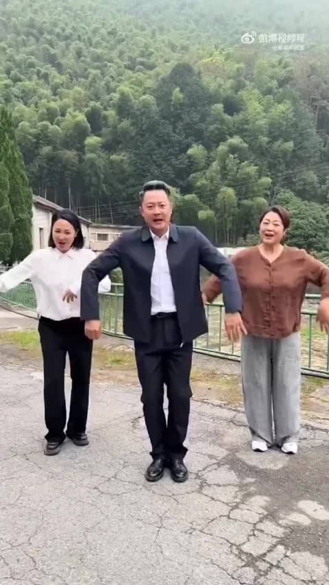 印小天王茜华跳的舞朝气蓬勃，这舞姿没几个人能超越  ​​​