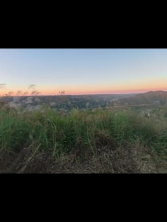 我爱黄土高原山坡，这里是我的家乡，她蕴育了灿烂文明。