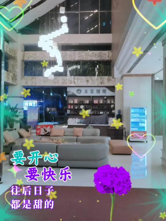 在阳光洒满的咖啡馆，享受生活的甜与美