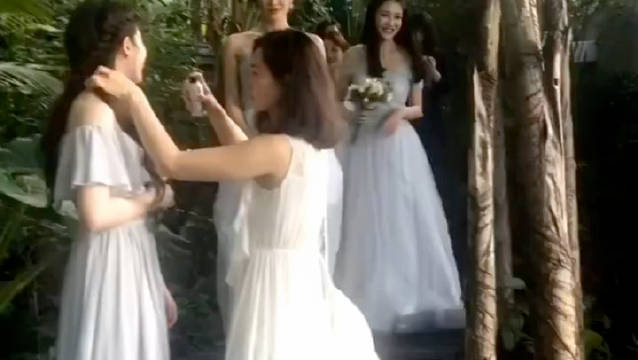 曾经李小冉的婚礼上不仅见证了当时美好的婚姻还见证过最美伴娘团，回头再看，原来麦迪娜