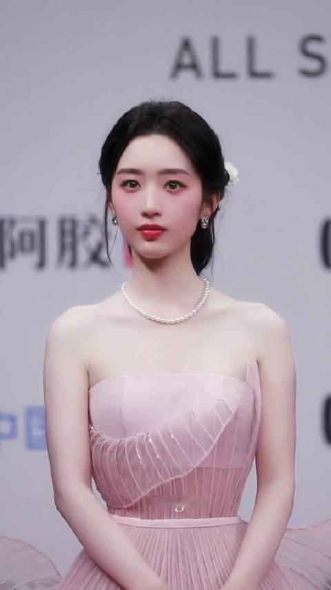 #邓恩熙[超话]#  原来25年就认识漂亮妹妹了 #邓恩熙#