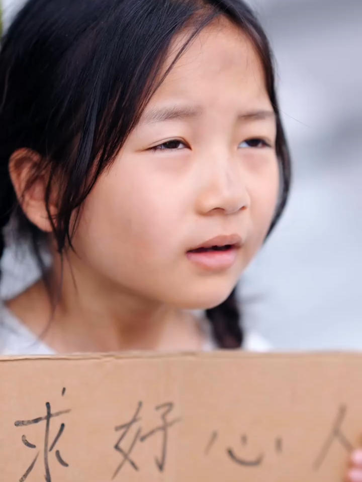 乞讨小女孩被欺负，亲妈终于找到了她