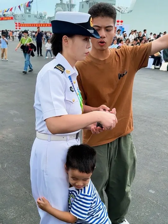 青岛海军节，遇见最美女海军，她是啥级别