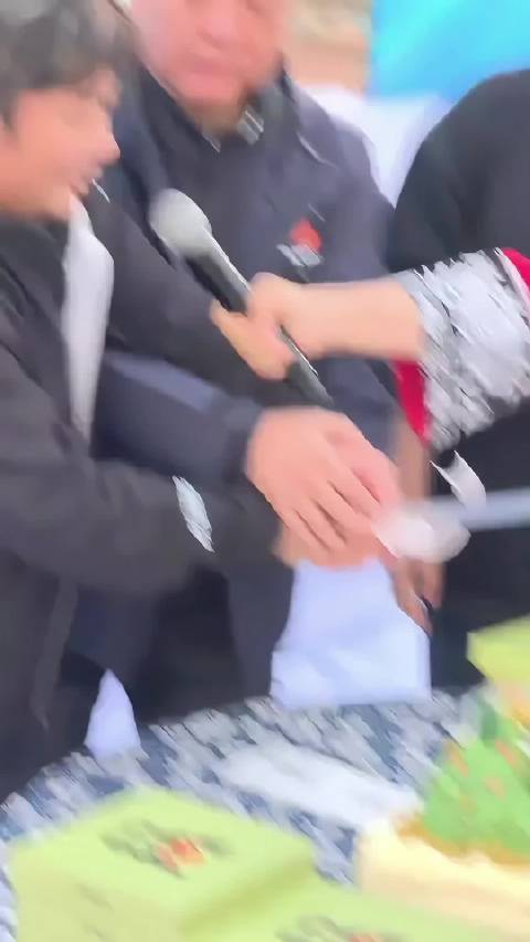 张雪在家乡麻阳冲击水上摩托吉尼斯纪录这段互动真的很圈粉。直播里她提议帮麻阳插红糖广告，被县委书记廖园