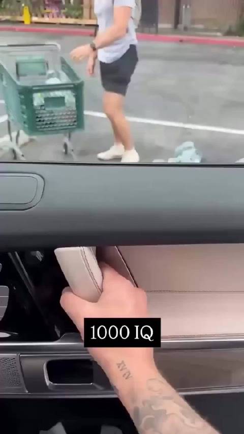 一个男人，在超市出口拍到了一位年轻人用电动滑板车运送他买的一堆西瓜和一些购物袋