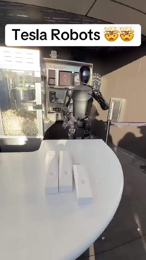 特斯拉 Optimus 已经能读懂情绪、和人进行情感交流了， 会回应手势、接住对话，不再只是执行预设