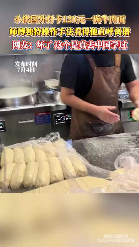 主人下河玩水身处河水之中,小狗十分慌张不停呼喊想要靠近,网友：这一跳 一辈子衣食无忧了